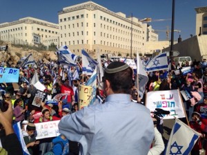 הפגנה מול בית רוה''מ.צילום: מועצת יש"ע