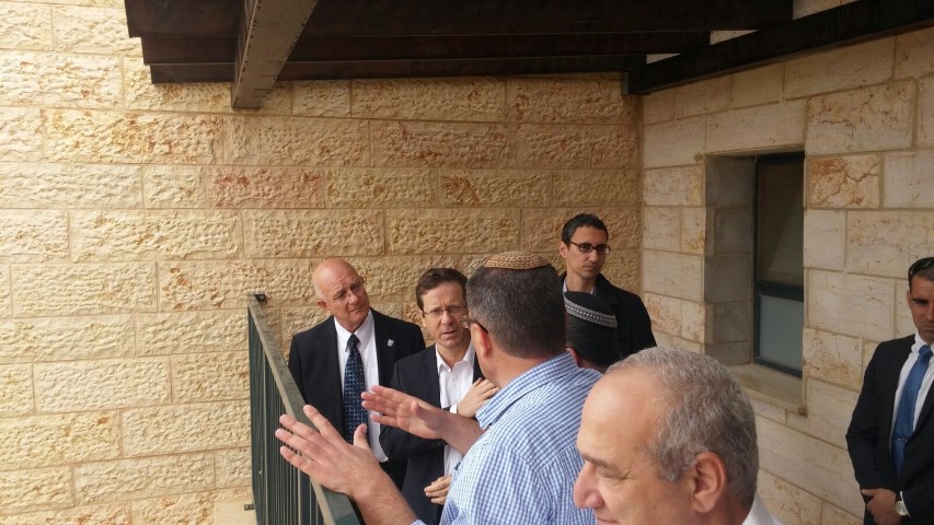 ראש האופוזיציה, ח”כ הרצוג באריאל : “תושבי אריאל ותושבי תל אביב זקוקים לאותה הגנה”