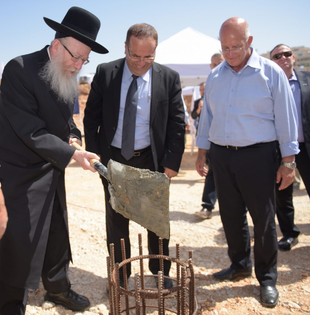 שר הבריאות ליצמן: “אפעל להקמת בית ספר לרפואה באריאל”