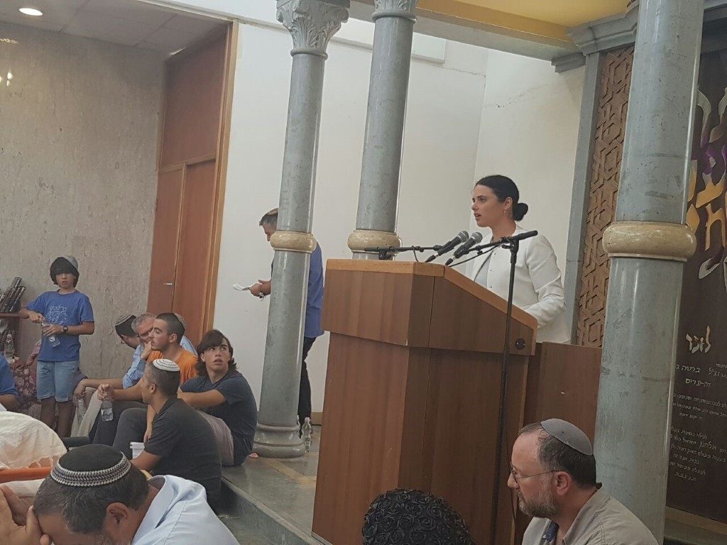 השרה שקד בהלוויית מיכאל מרק בעתניאל: “משפחות הרוצחים שיתמכו בהם – ישלמו מחיר כבד”