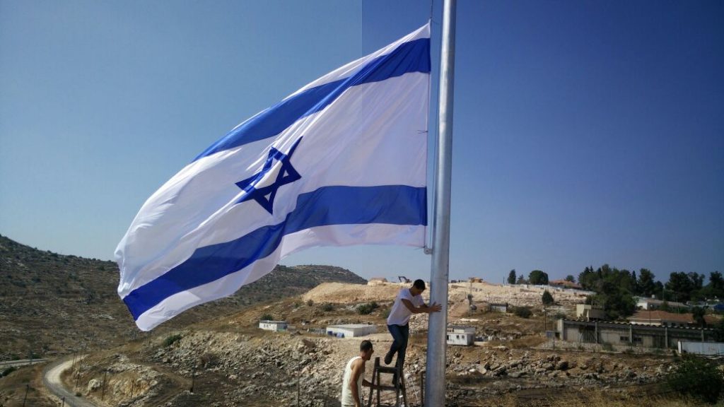 דגלי ישראל מתנוססים בענק מעל השומרון