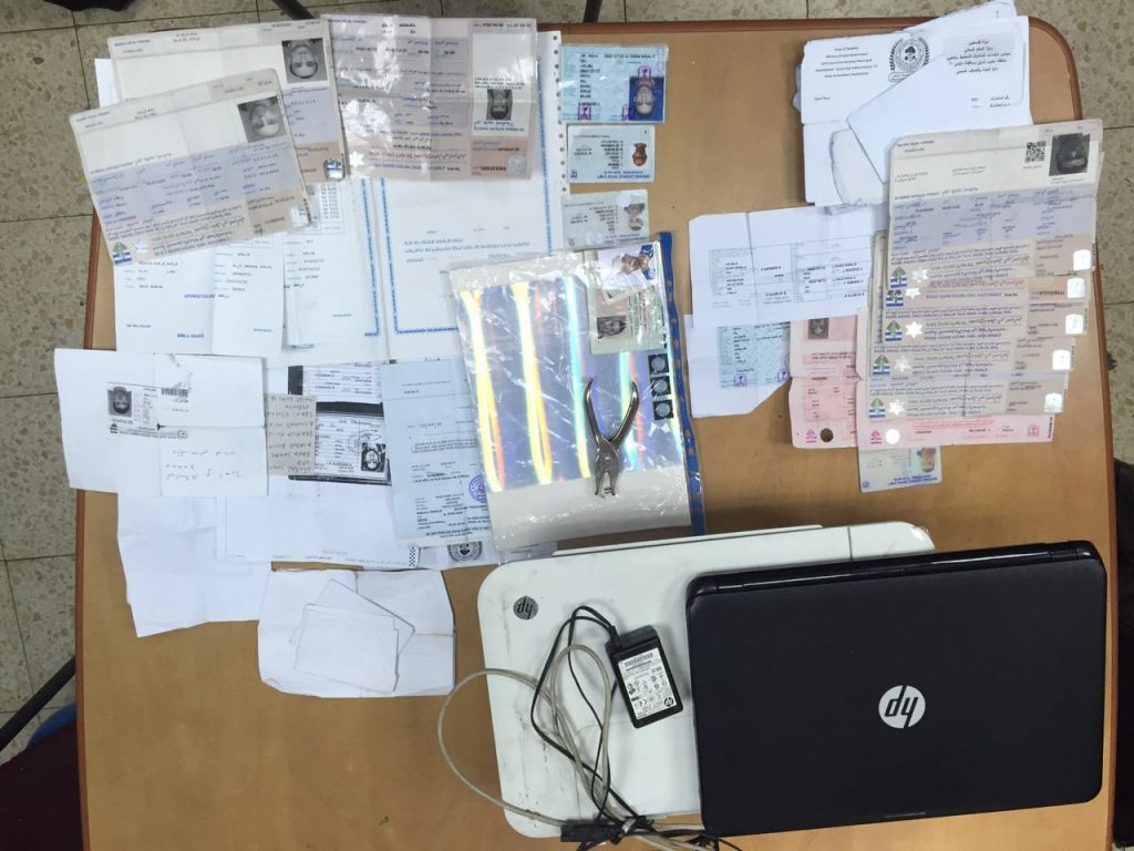 משטרת ישראל חשפה מעבדה לזיוף היתרי כניסה ותעודות זהות בכפר עקרבה
