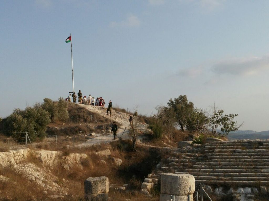 דגל פלסטין הונף מעל הגן הלאומי שומרון העתיקה