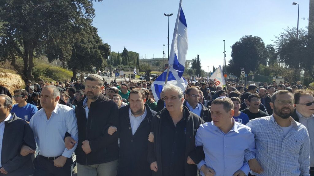 התקפה על שרי הימין בעצרת למען עמונה: “נבחרתם לשלוט. לא כדי לתת תירוצים”