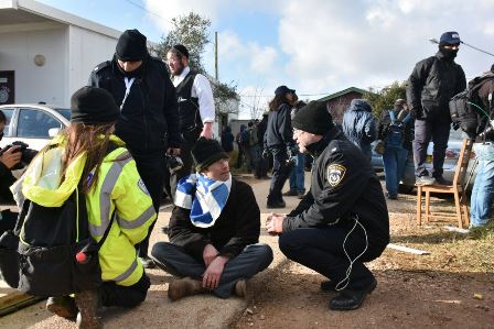 הסתיים פינוי עמונה: 60 שוטרים פצועים, מאות נערים מפונים והתפרעות בבית הכנסת