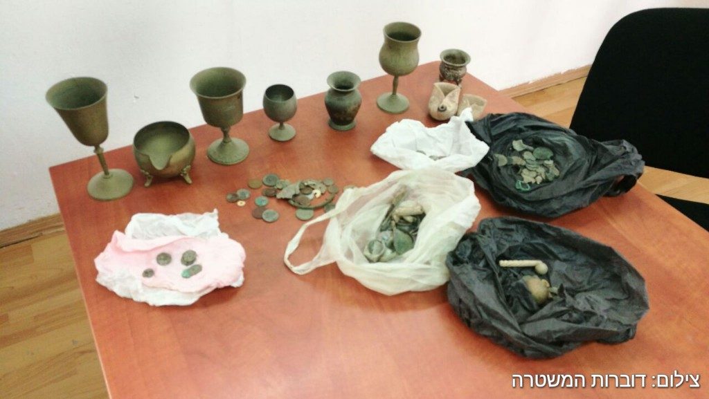 כלי יודאיקה יהודיים גנובים נתפסו בסמוך לחברון