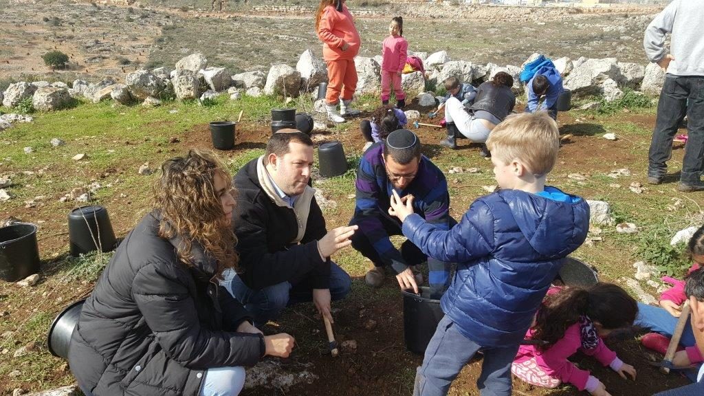 היסטוריה בשומרון: ילדי כיתה א’ גילו ממצאים ארכיאולוגים המעידים על התיישבות בשומרון בתקופת האבן