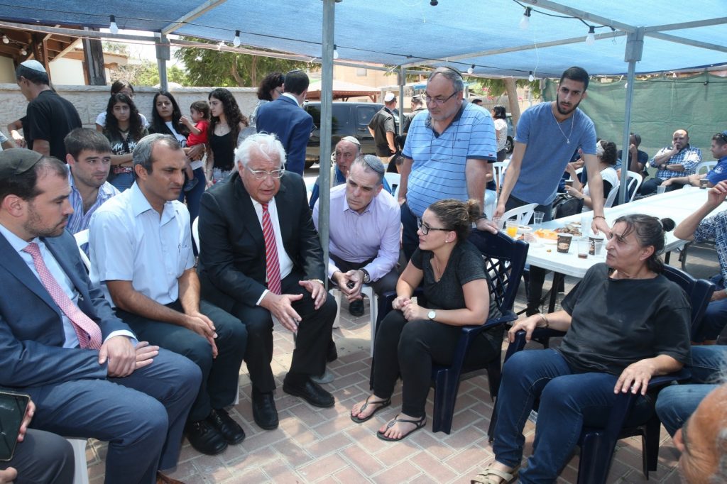 שגריר ארה”ב דיויד פרידמן הגיע לישוב אדם לביקור תנחומים אצל משפחת הנרצח