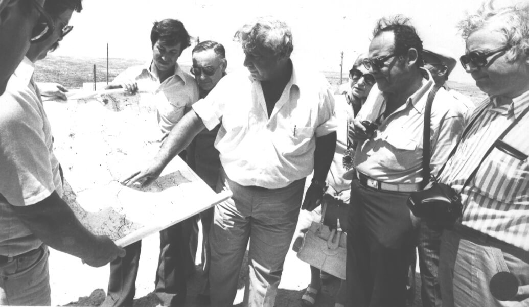 אריק שרון כשר הקלאות ואנשי משרדו. באמצע רון נחמן. באדיבות ארכיון אריאל -  מקומון אינטרנטי לתושבי השומרון בנימין גוש עציון והר חברון