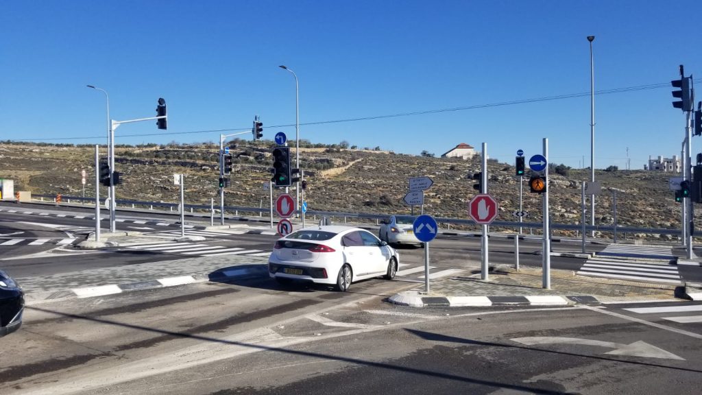 תושבי בנימין משתחררים מהפקקים: נחנך רמזור ראשון מצפון לירושלים