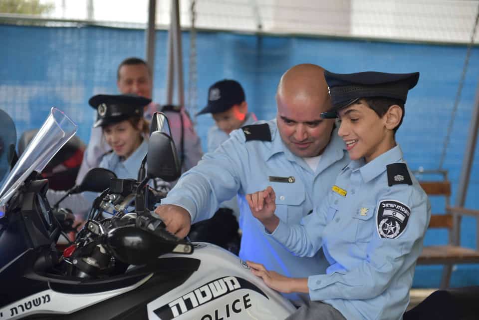 צפו: שוטרים ליום אחד – ניידת המשאלות של המשטרה הגשימה את חלומם של 2 ילדים תושבי בית אריה עופרים