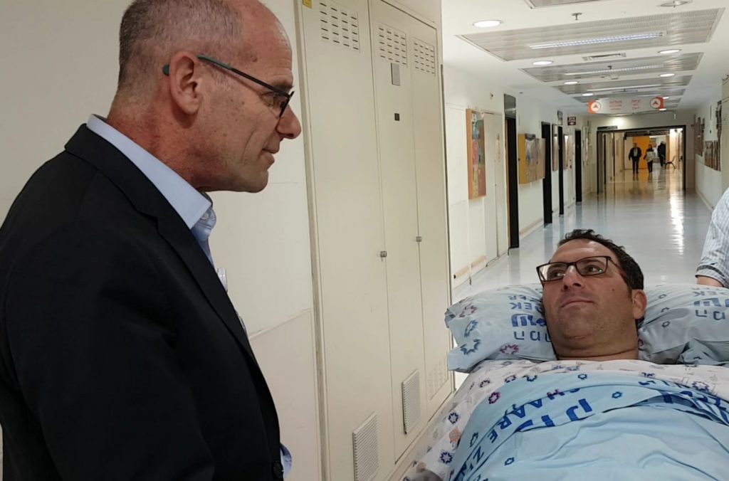 חודש לאחר התאונה הקשה: אפרים רימל שוחרר הבוקר מהמרכז הרפואי שערי צדק ועבר לשיקום בתל השומר