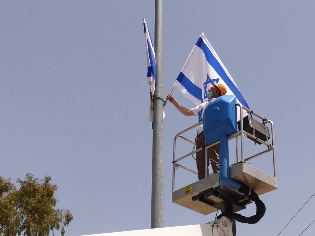 לקראת יום העצמאות הונפו הדגלים בבית אל: “ממשיכים לשמור על מוראל גבוה”