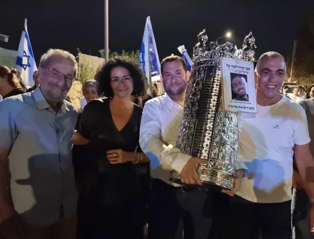 מאות בהכנסת ספר תורה לזכר החייל אריאל צפריר