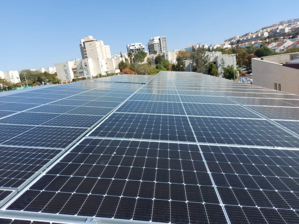 עם הפנים לעתיד: גגות מוסדות הציבור באריאל יכוסו במערכות חשמל סולאריות