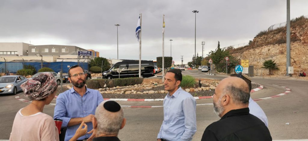 מועצת בנימין בעתירה לבג”ץ: תבוטל הגדלת מכסת הפועלים הערבים כדי למנוע פקקי ענק ופגיעה בתושבים