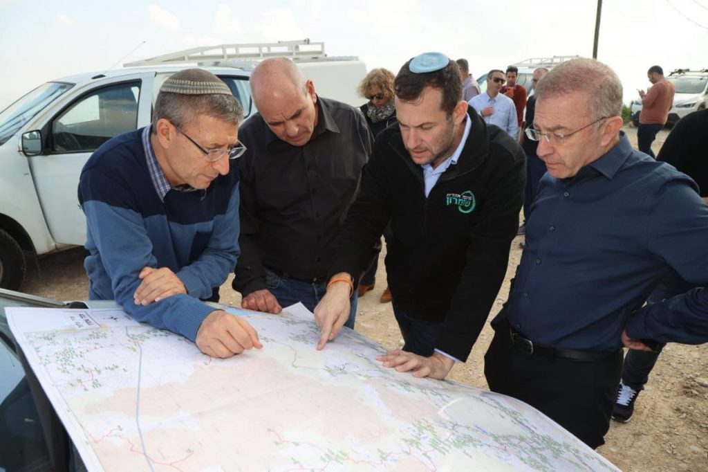 ‘הארץ’ (שוב) נגד יוסי דגן: “חברת חשמל וויתרה על ההתייעלות בלחץ המתנחלים”