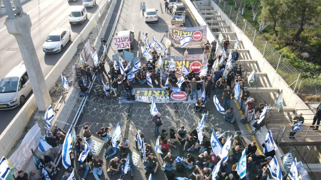 חבורת אנרכיסטים חסמה את כביש 1 לכיוון ירושלים