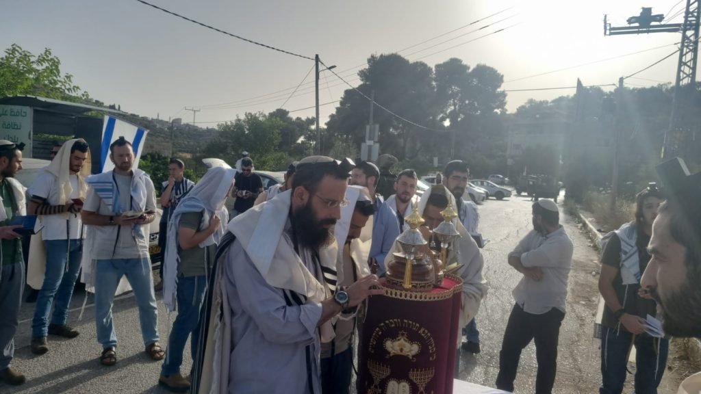 בעקבות התגברות זריקות האבנים תושבי עלי ושילה התפללו בכניסה לכפר לובן