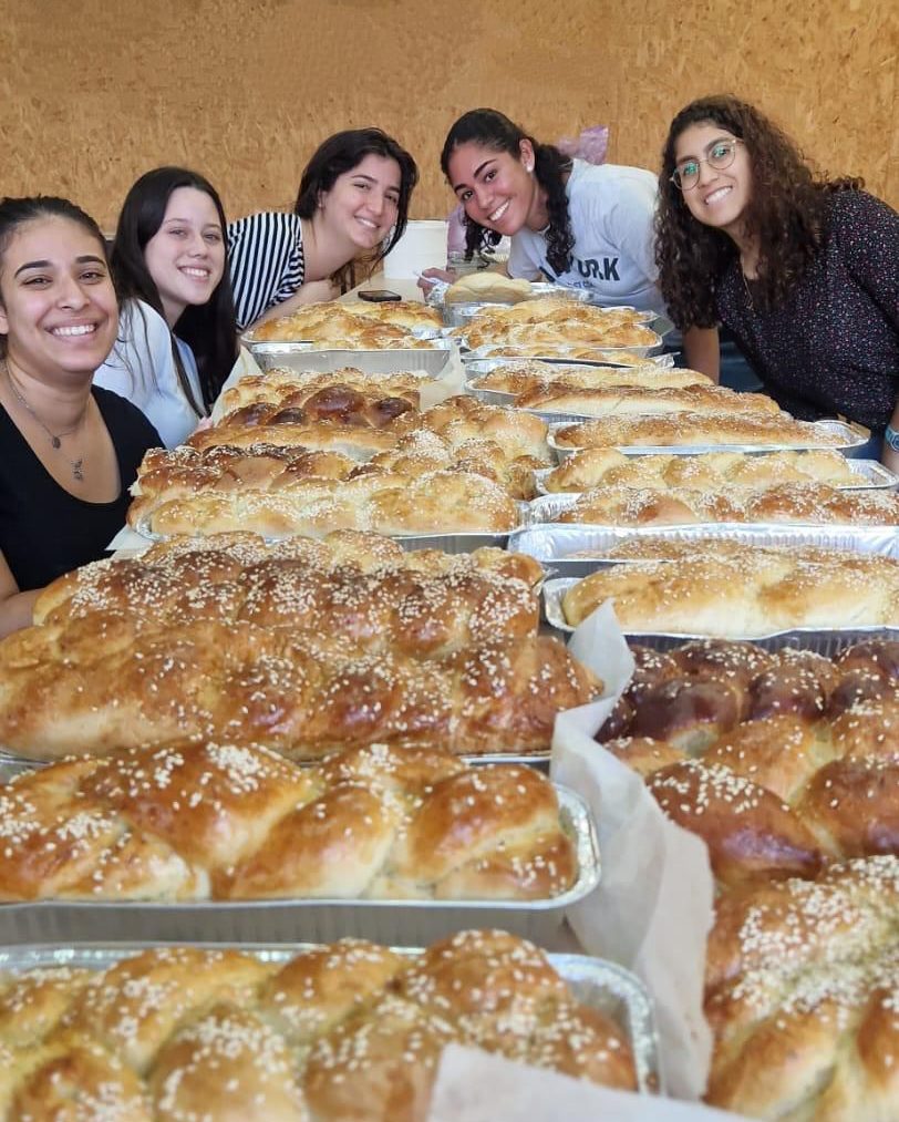 הרגשה של בית: תלמידות אמית להבה אפו 120 חלות למשפחות המפונות
