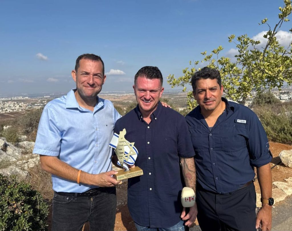 הכוכב הבריטי הגיע לשומרון: “ברור מדוע ישראל לא יכולה לוותר על השטח”