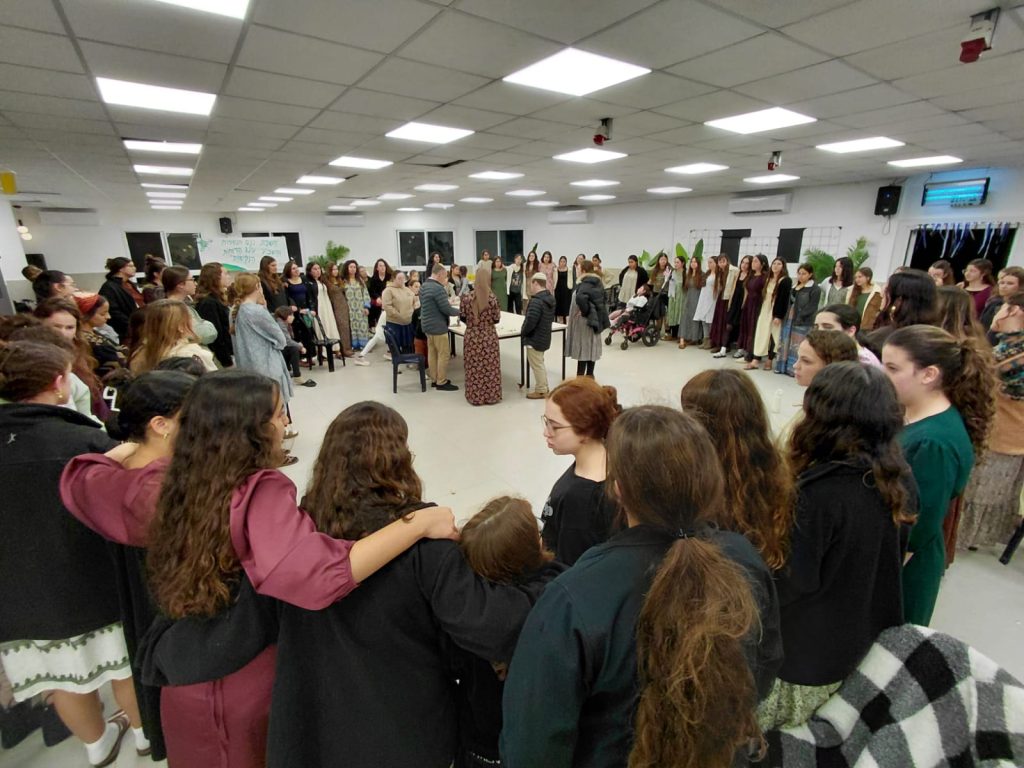 שבת של חסד: תלמידות שירת הים אירחו את חניכי ‘לב בנימין’