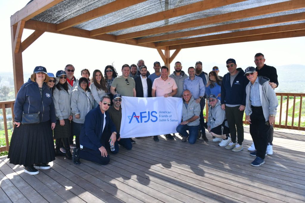מניו יורק למזבח יהושע: משלחת הסברה מארה”ב בביקור היסטורי בהר עיבל